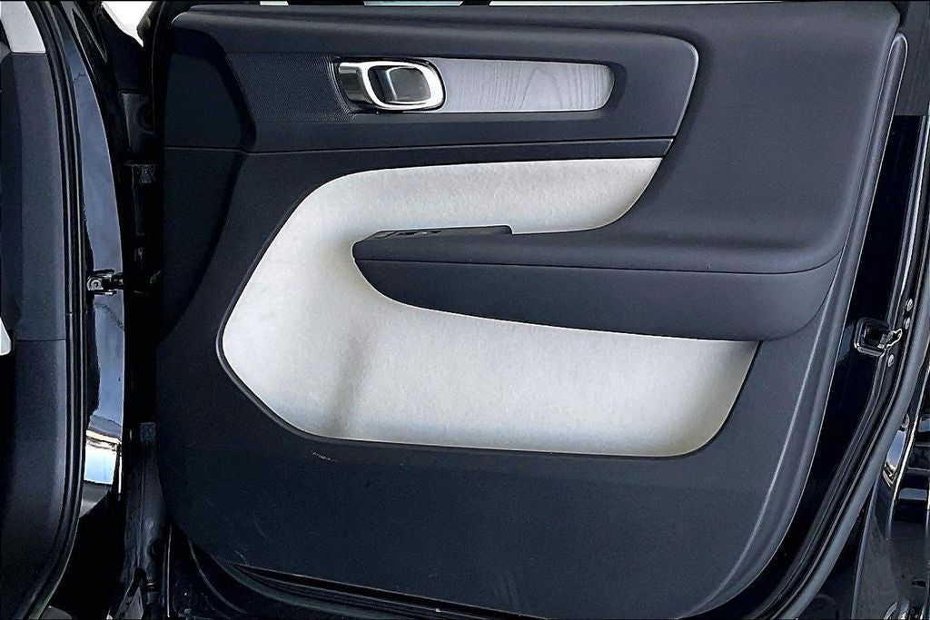 2023 Volvo XC40 B5 Plus Bright Theme