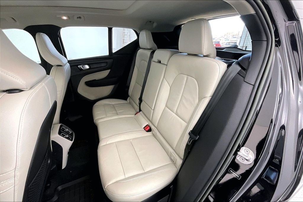 2023 Volvo XC40 B5 Plus Bright Theme