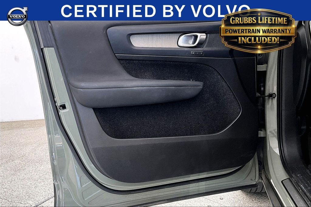 2023 Volvo XC40 B5 Plus Bright Theme