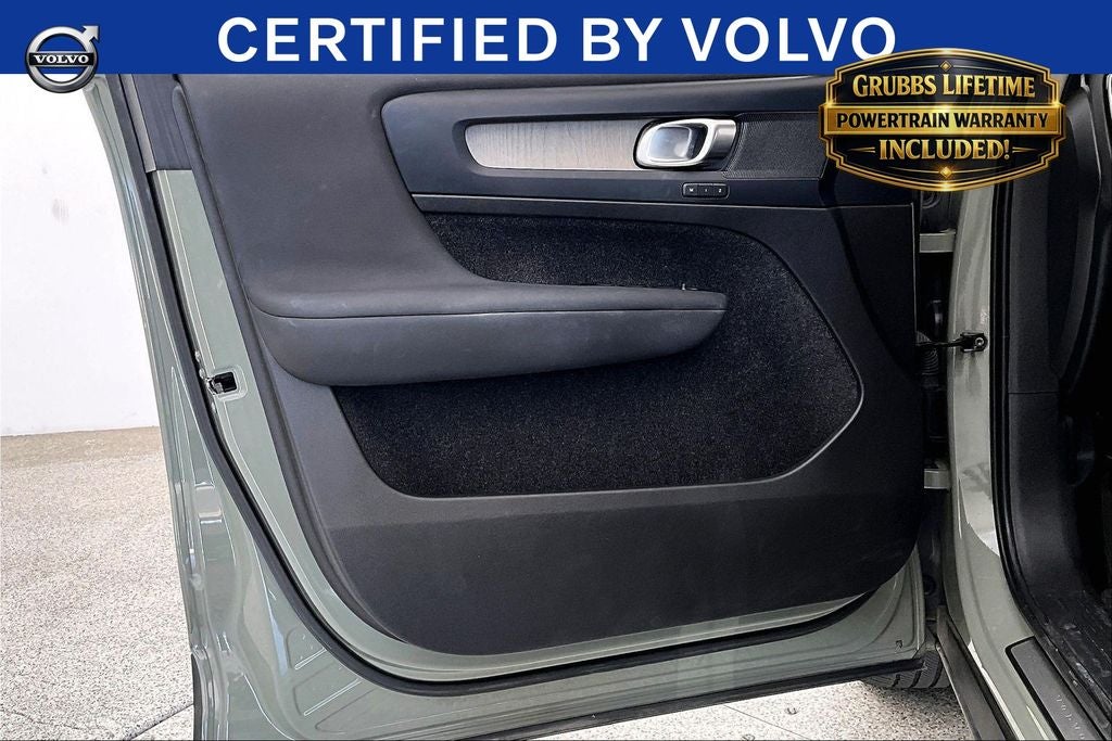 2023 Volvo XC40 B5 Plus Bright Theme