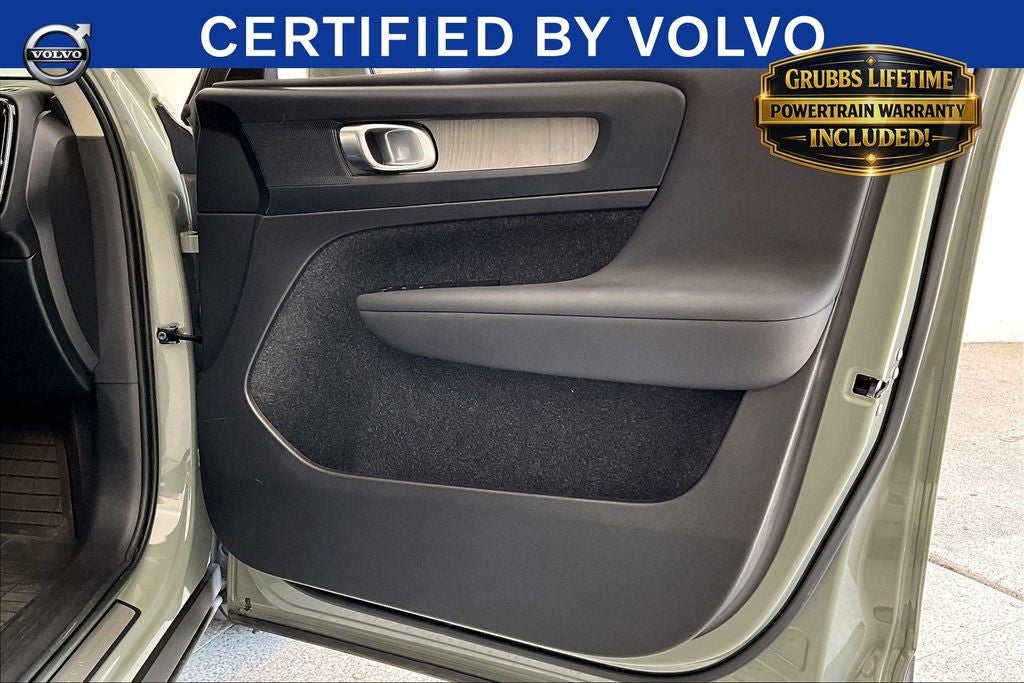 2023 Volvo XC40 B5 Plus Bright Theme