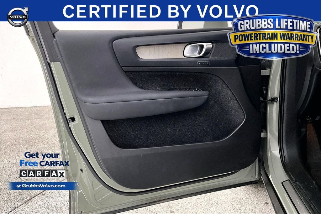 2023 Volvo XC40 B5 Plus Bright Theme