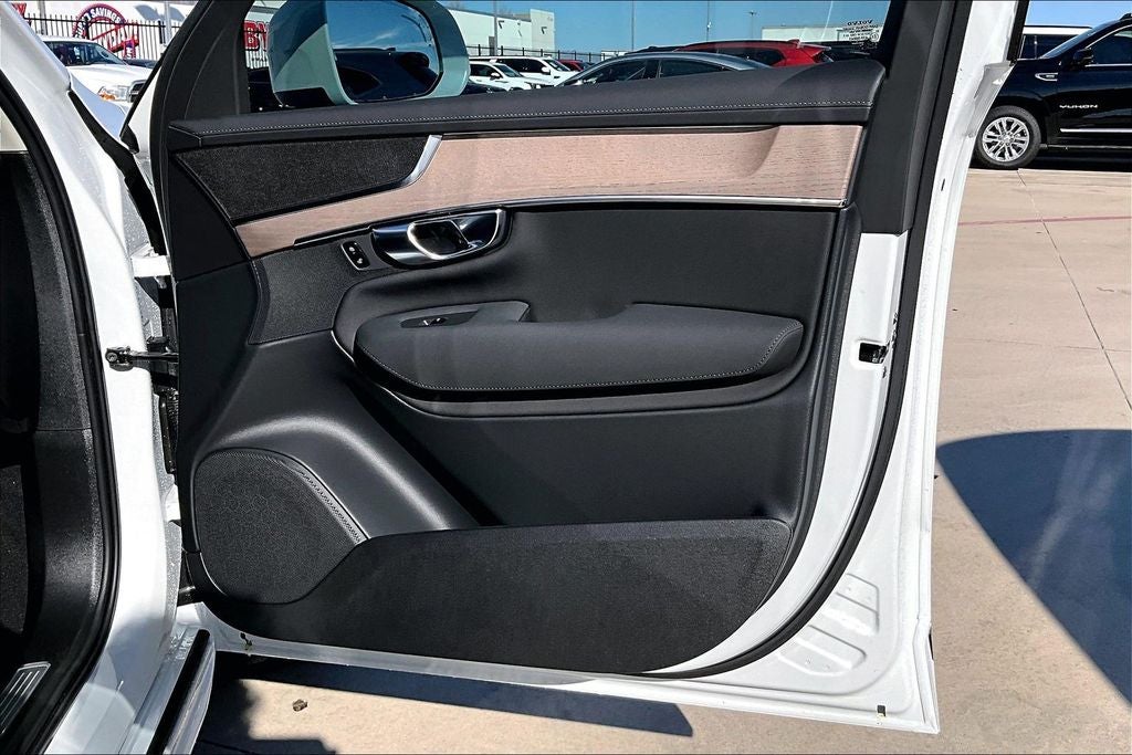 2026 Volvo XC90 B5 Plus