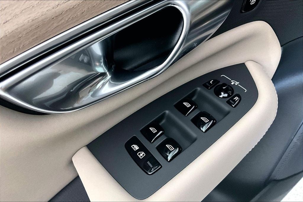 2026 Volvo XC90 B5 Plus