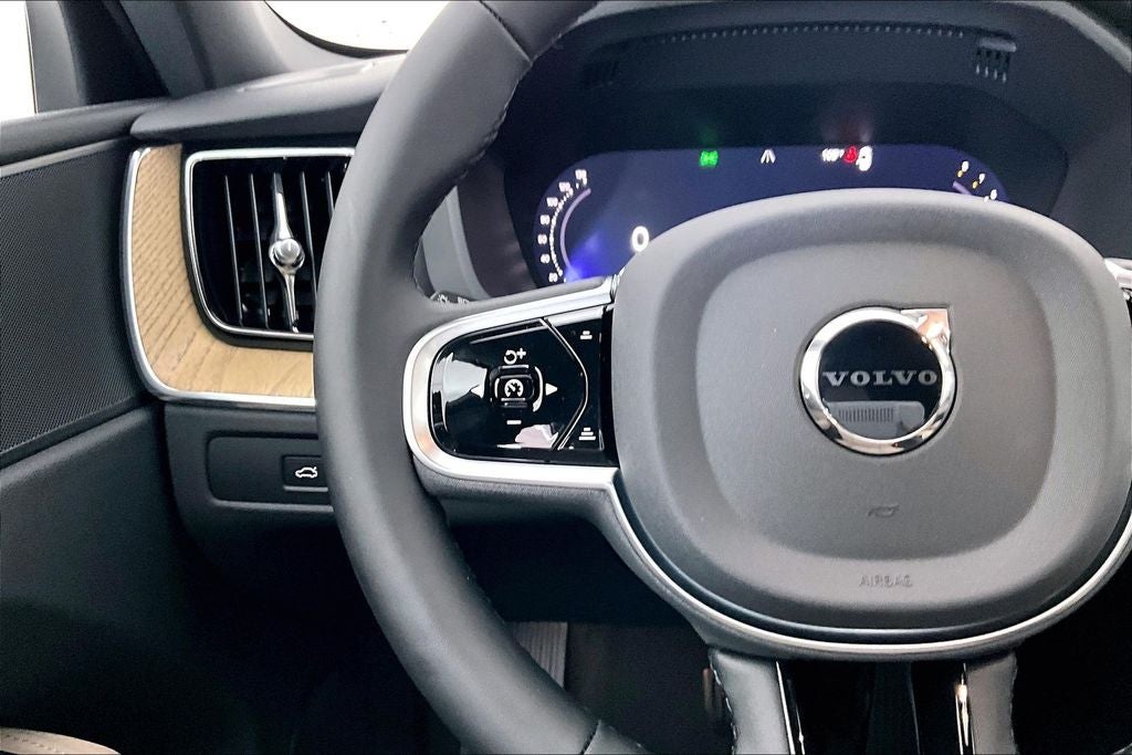 2026 Volvo XC60 B5 Plus