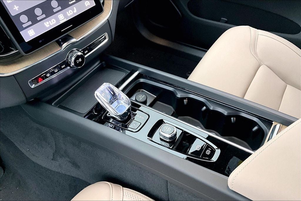 2026 Volvo XC60 B5 Plus