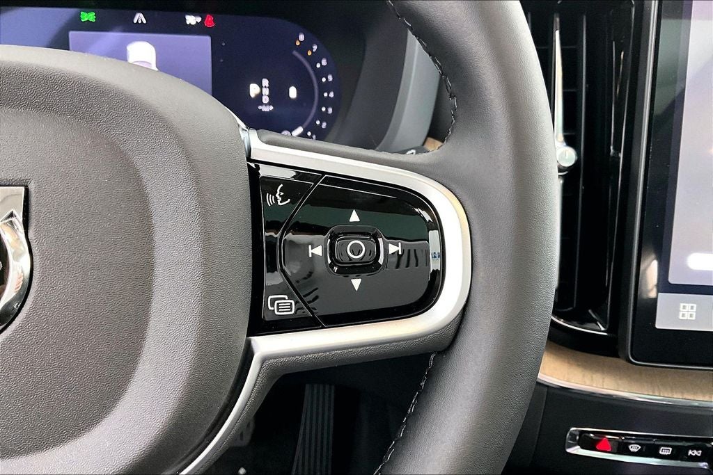 2026 Volvo XC60 B5 Plus