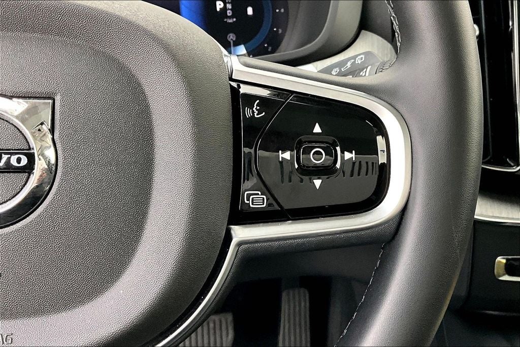 2025 Volvo XC60 B5 Plus