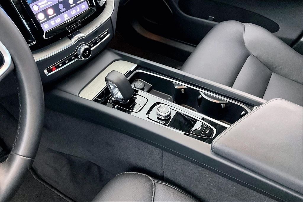 2025 Volvo XC60 B5 Plus