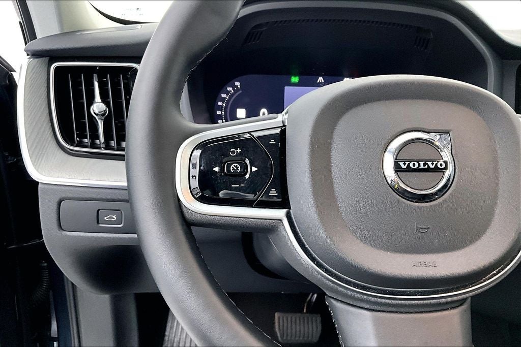 2025 Volvo XC60 B5 Plus