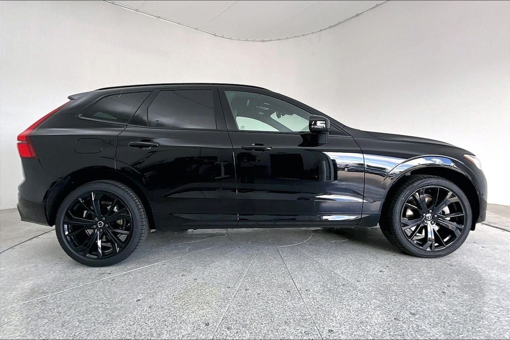 2026 Volvo XC60 B5 Ultra Black Edition