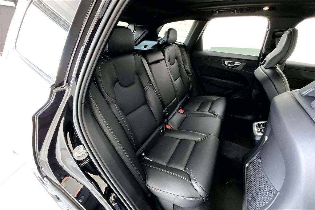 2026 Volvo XC60 B5 Ultra Black Edition