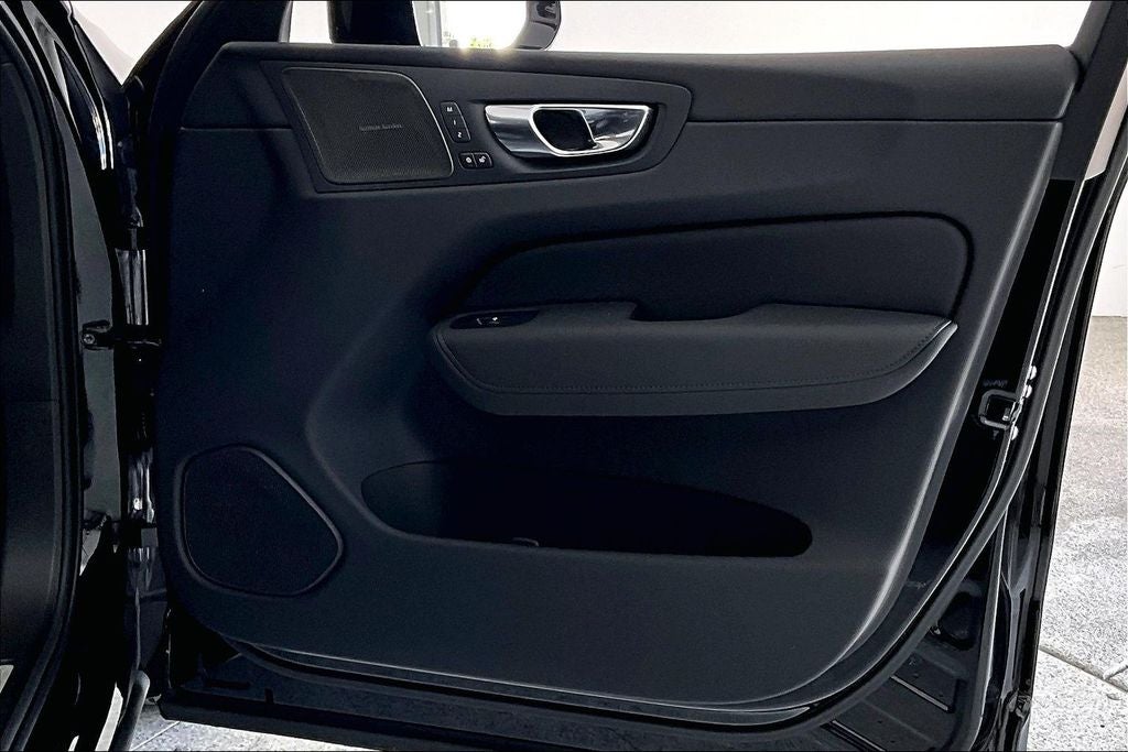 2026 Volvo XC60 B5 Ultra Black Edition