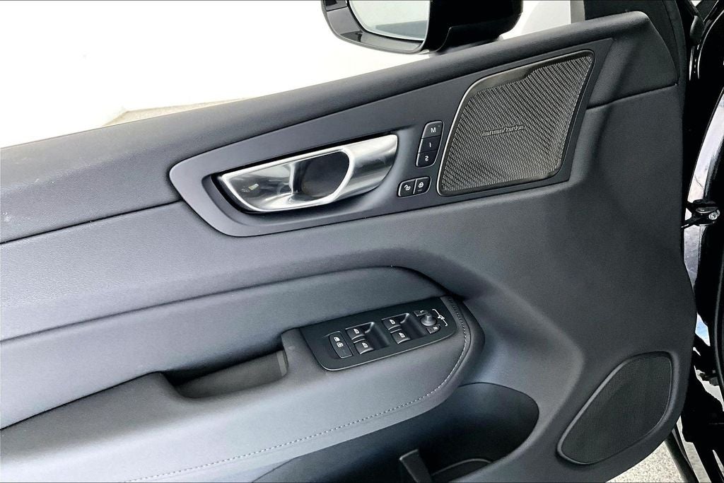 2026 Volvo XC60 B5 Ultra Black Edition
