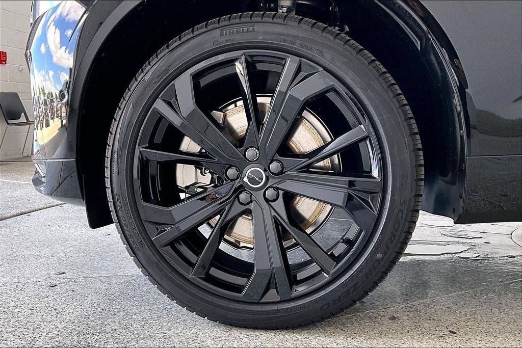 2026 Volvo XC60 B5 Ultra Black Edition