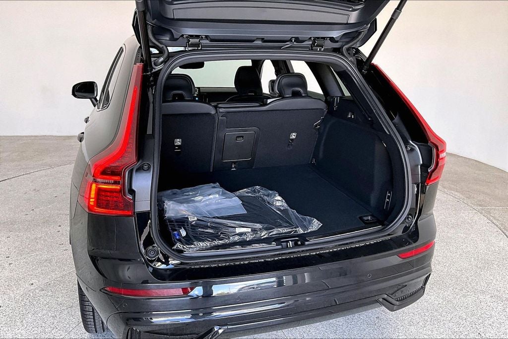 2026 Volvo XC60 B5 Ultra Black Edition