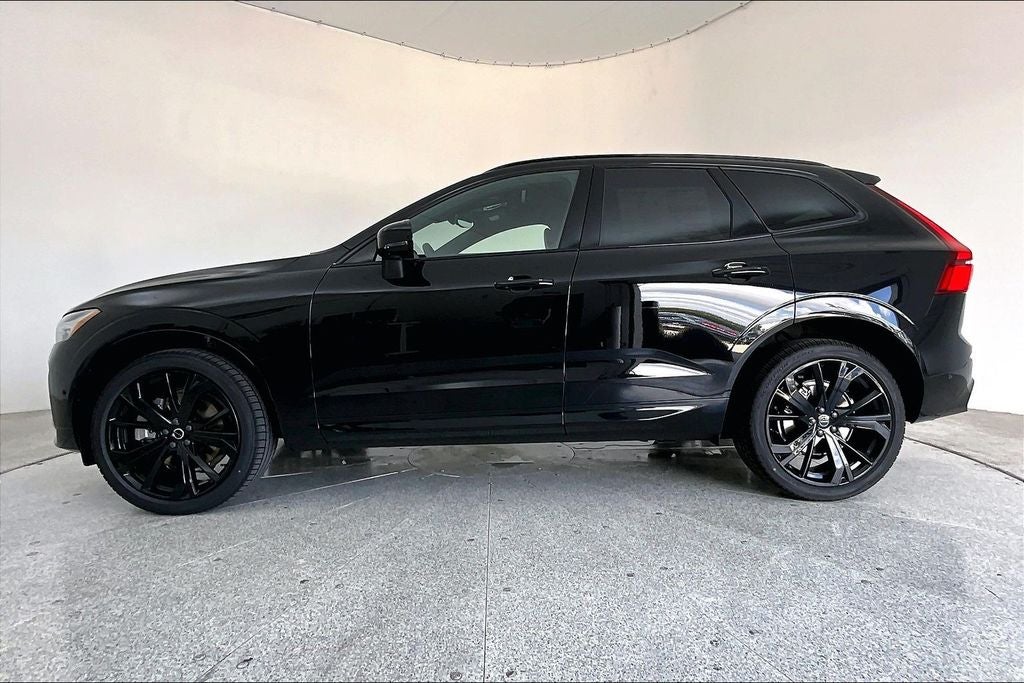 2026 Volvo XC60 B5 Ultra Black Edition