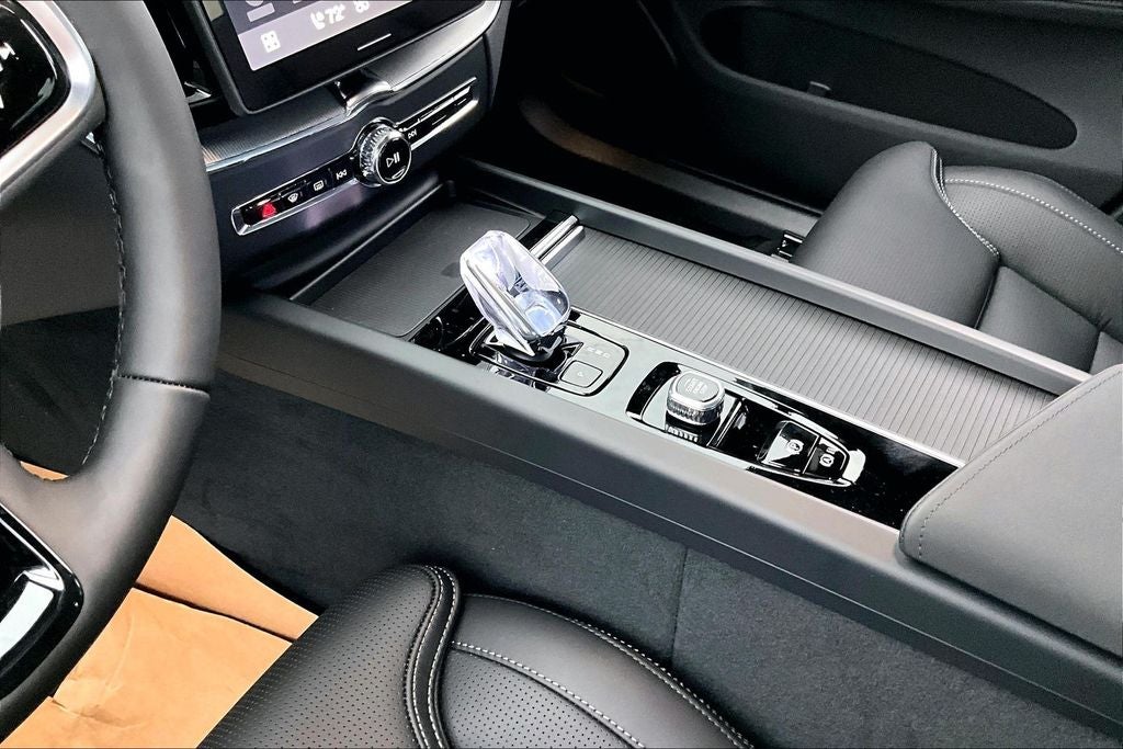 2026 Volvo XC60 B5 Ultra Black Edition