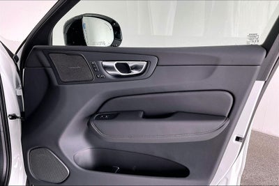 2026 Volvo XC60 B5 Ultra Black Edition