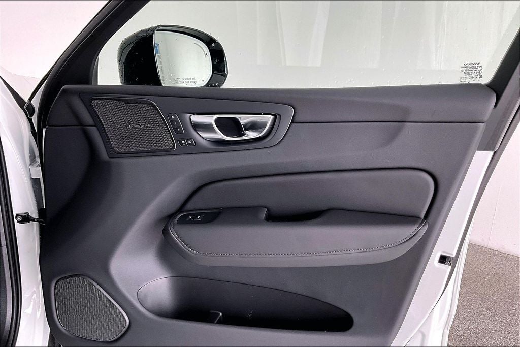 2026 Volvo XC60 B5 Ultra Black Edition