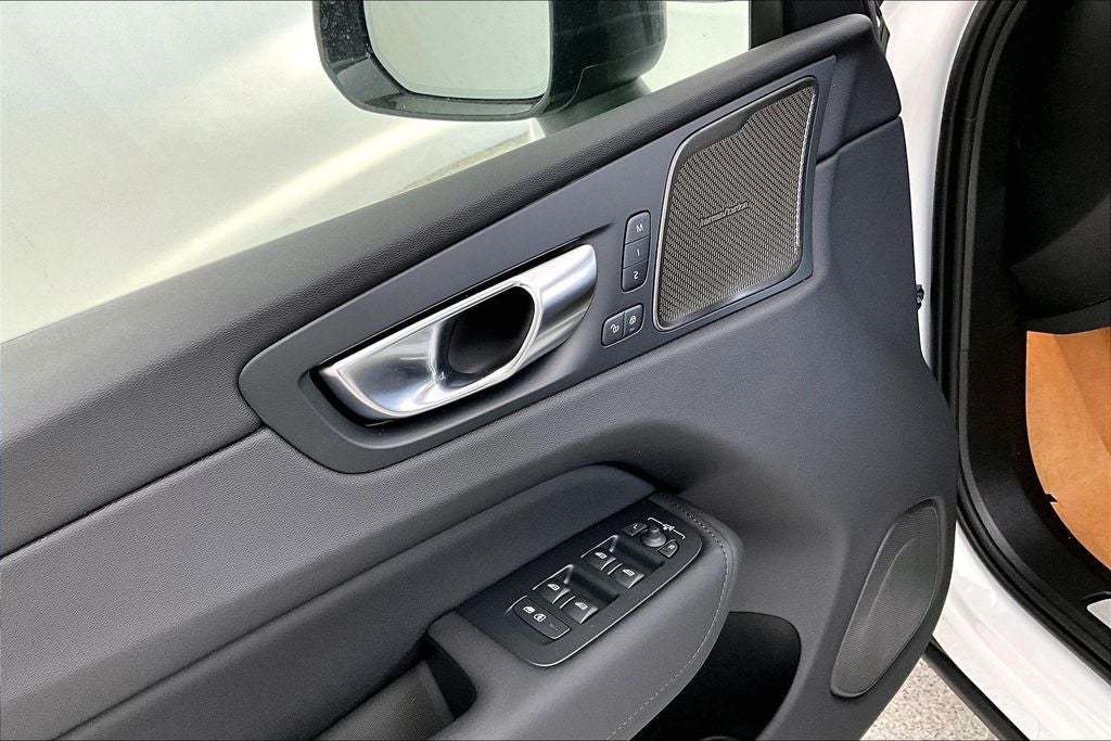 2026 Volvo XC60 B5 Ultra Black Edition