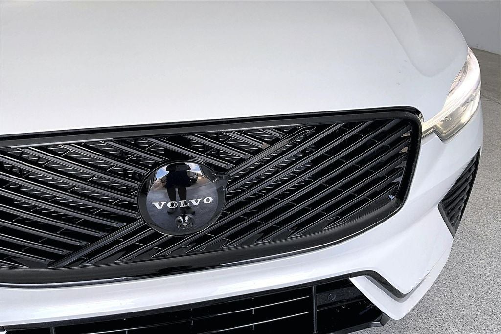 2026 Volvo XC60 B5 Ultra Black Edition