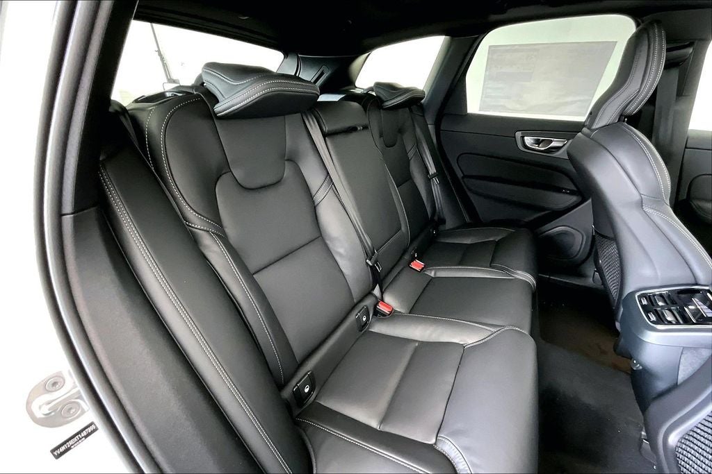2026 Volvo XC60 B5 Ultra Black Edition