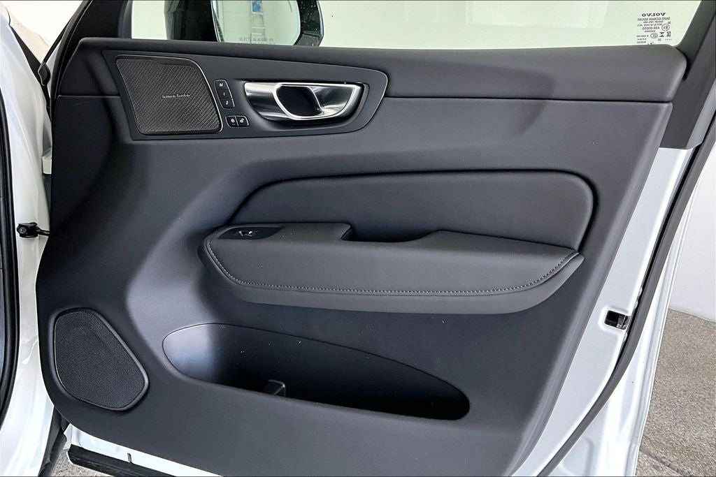 2026 Volvo XC60 B5 Ultra Black Edition
