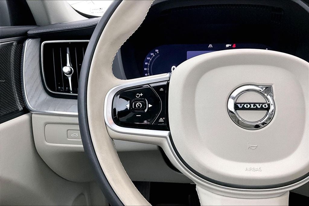 2025 Volvo XC60 B5 Ultra
