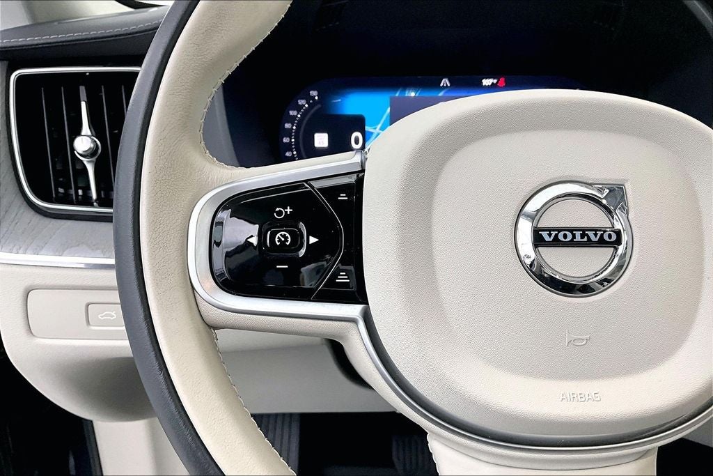 2025 Volvo XC60 B5 Ultra
