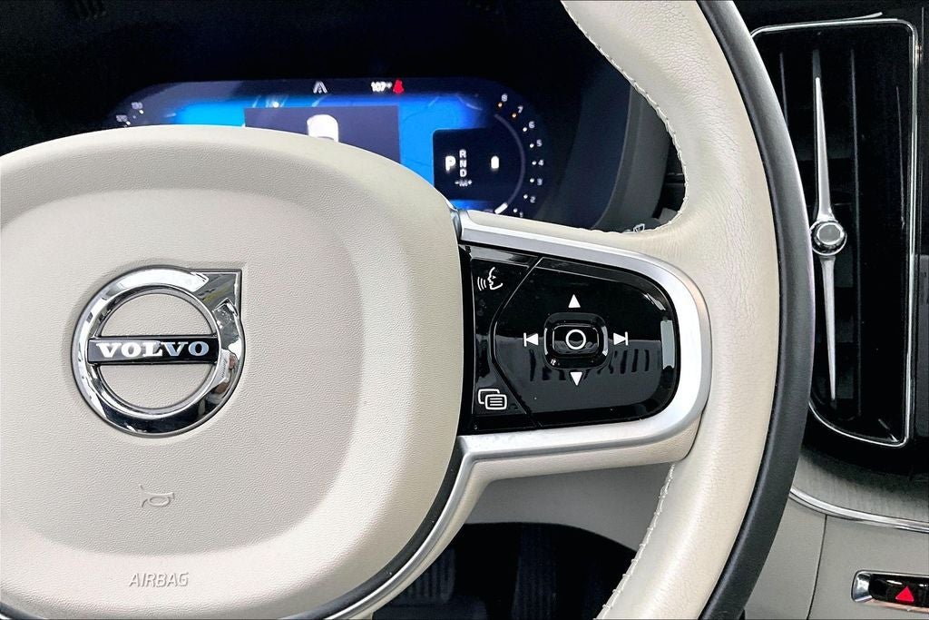 2025 Volvo XC60 B5 Ultra