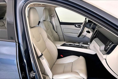 2025 Volvo XC60 B5 Ultra