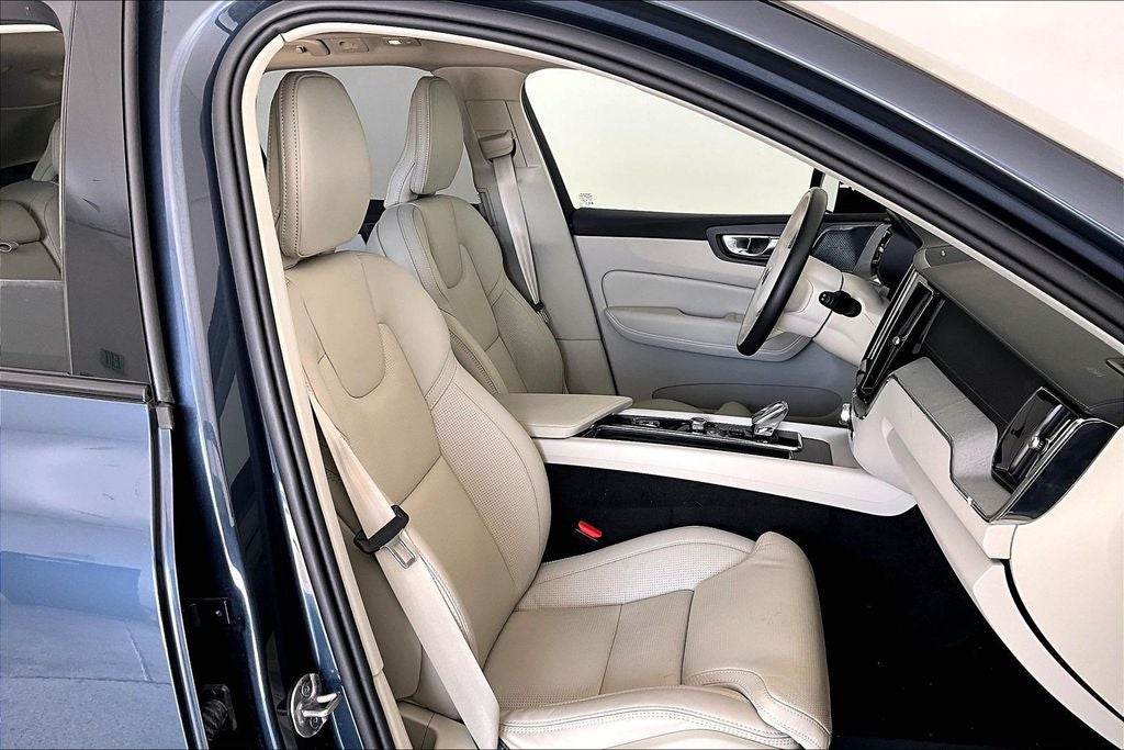 2025 Volvo XC60 B5 Ultra