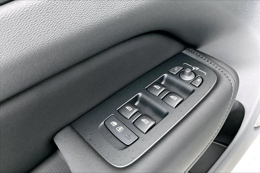 2027 Volvo XC60 B5 Plus