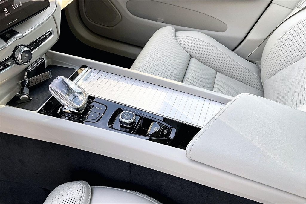 2027 Volvo XC60 B5 Ultra