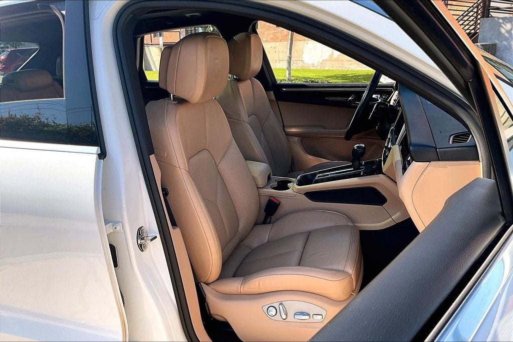 2023 Porsche Macan Base