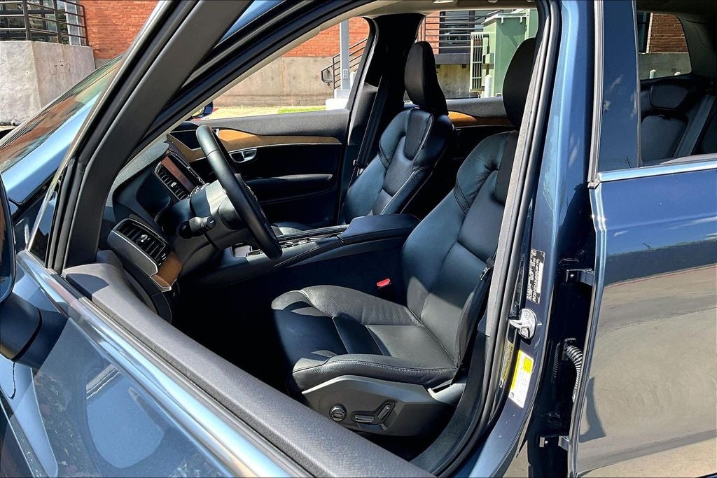 2024 Volvo XC90 B6 Plus Bright Theme