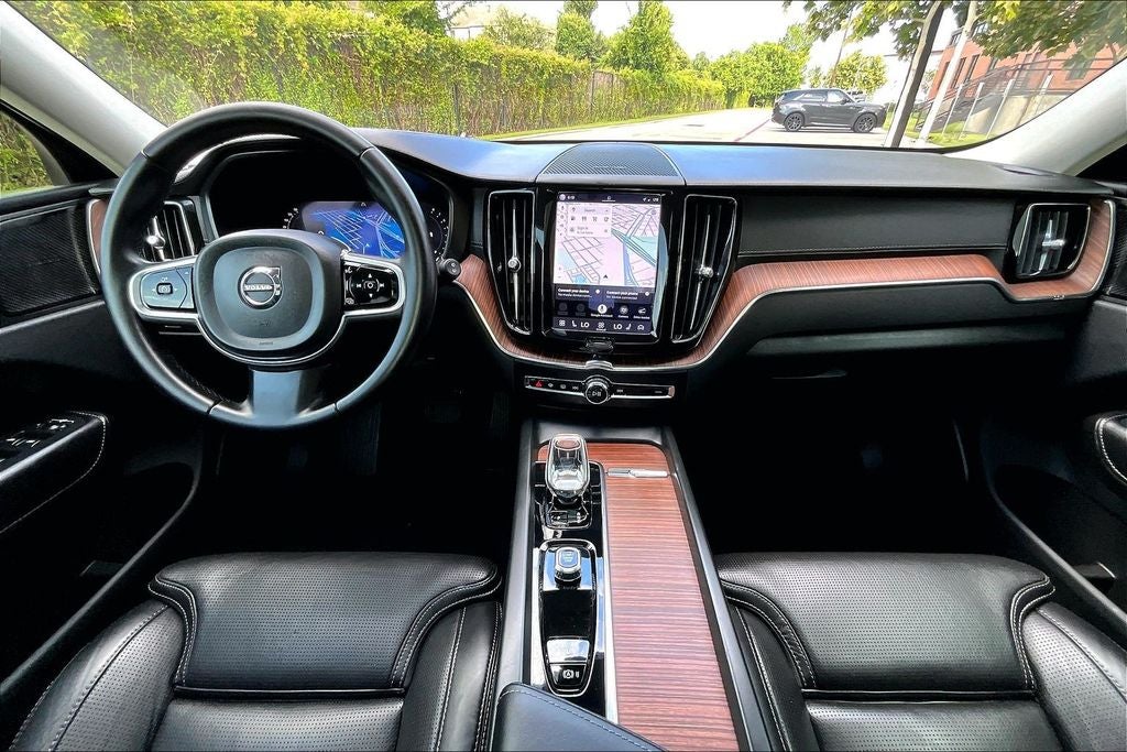 2023 Volvo XC60 B6 Ultimate Bright Theme