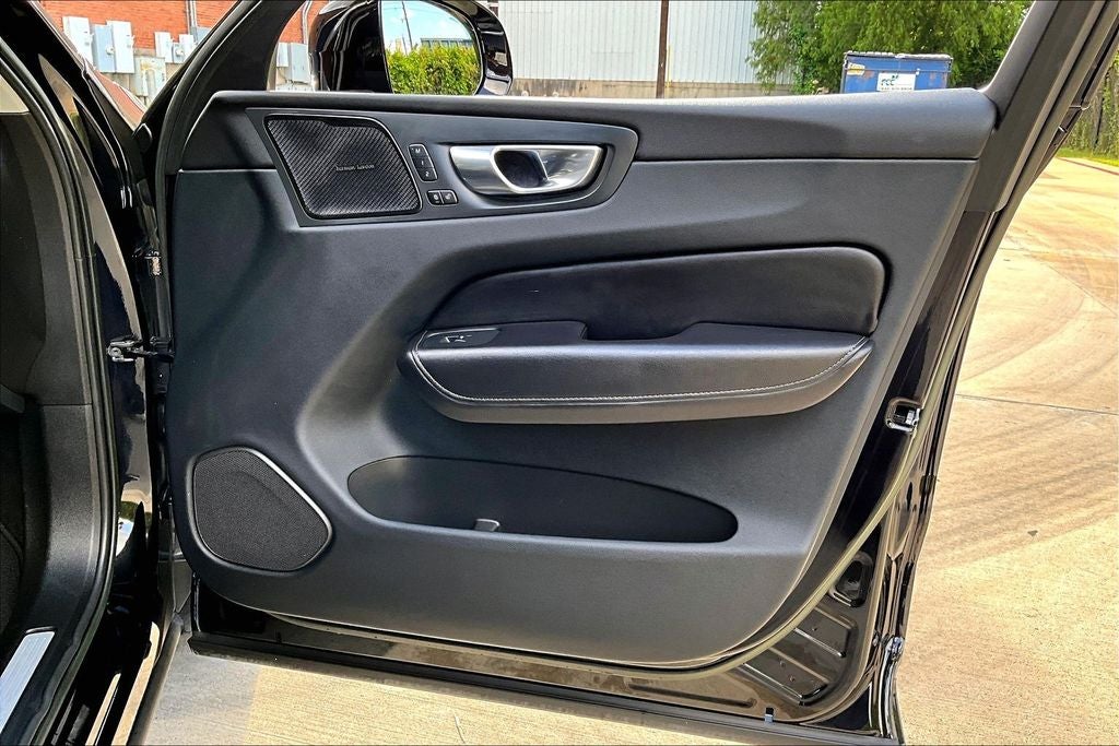 2023 Volvo XC60 B6 Ultimate Bright Theme