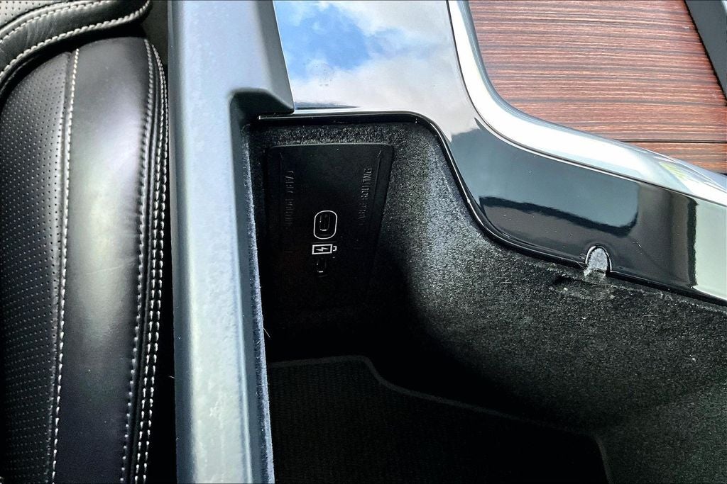 2023 Volvo XC60 B6 Ultimate Bright Theme