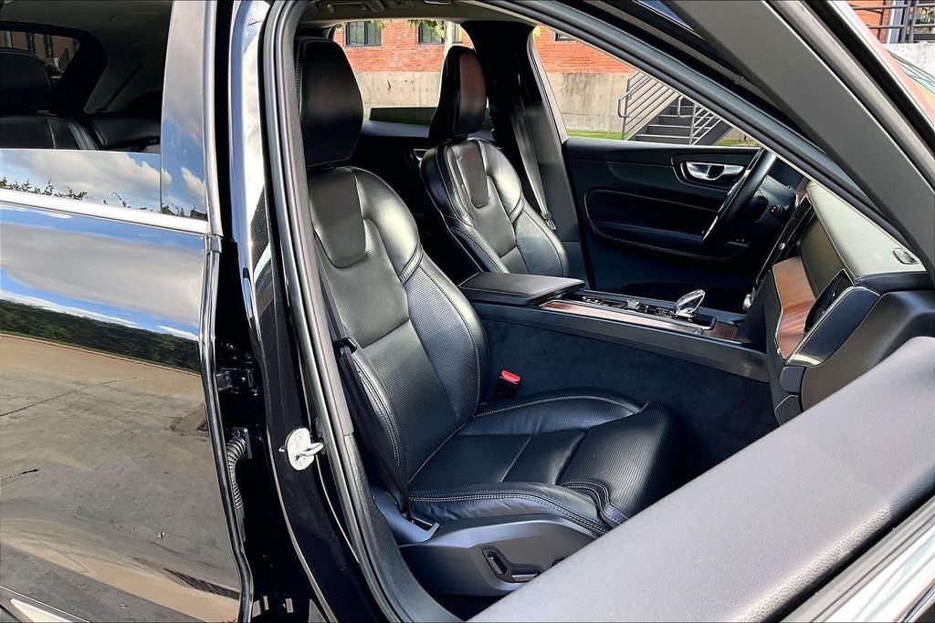 2023 Volvo XC60 B6 Ultimate Bright Theme