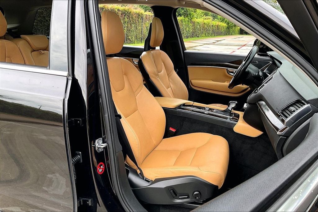 2016 Volvo XC90 T6 Momentum