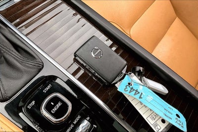 2016 Volvo XC90 T6 Momentum