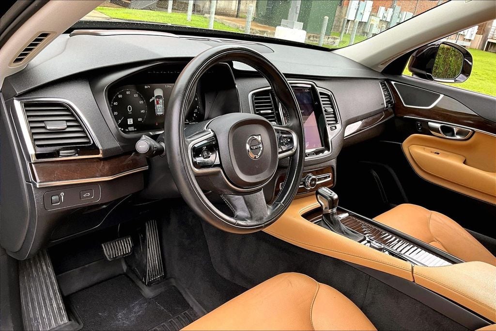 2016 Volvo XC90 T6 Momentum