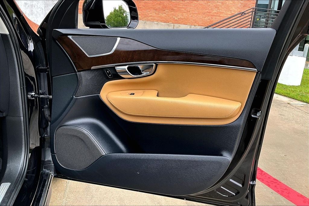 2016 Volvo XC90 T6 Momentum