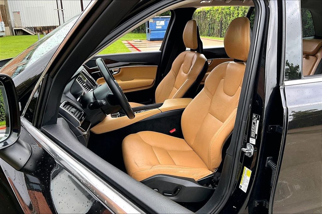 2016 Volvo XC90 T6 Momentum