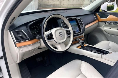 2022 Volvo XC90 T6 Momentum