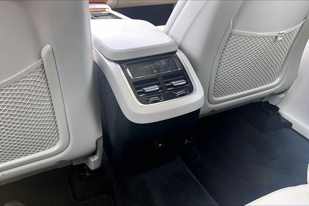 2022 Volvo XC90 T6 Momentum