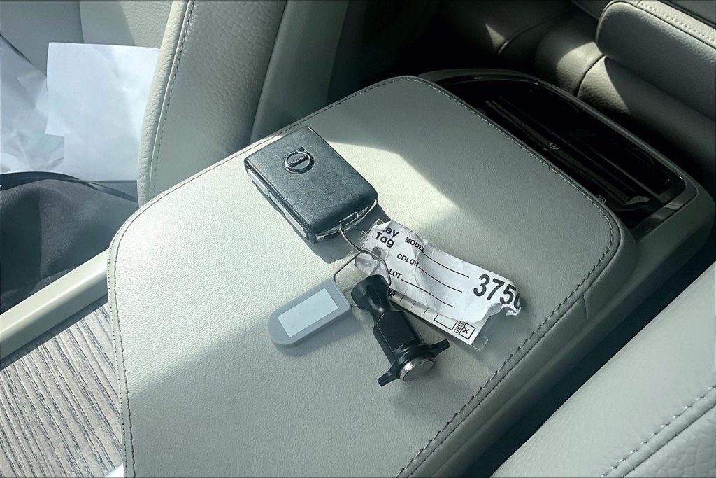 2024 Volvo XC90 Recharge Plug-In Hybrid T8 Plus Bright Theme 7 Passenger