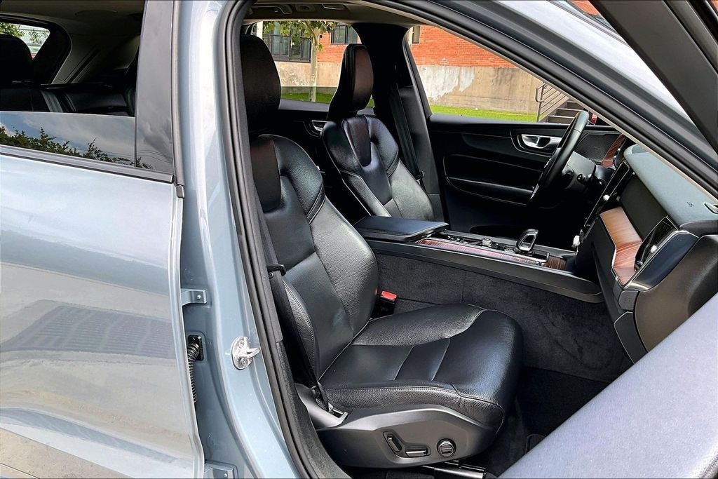 2024 Volvo XC60 Recharge Plug-In Hybrid T8 Plus Dark Theme